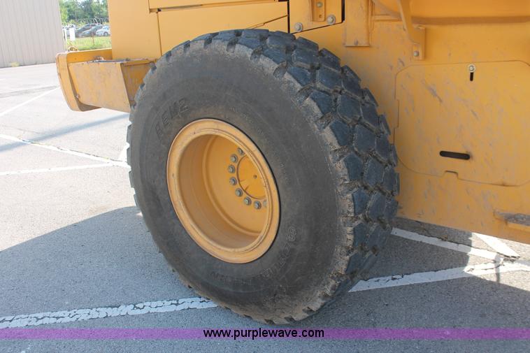 image for item I7988 2001 John Deere 624H loader