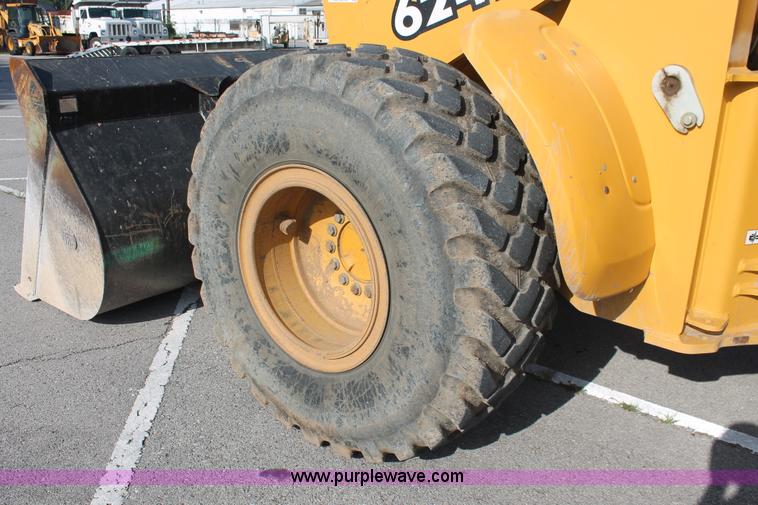 image for item I7988 2001 John Deere 624H loader