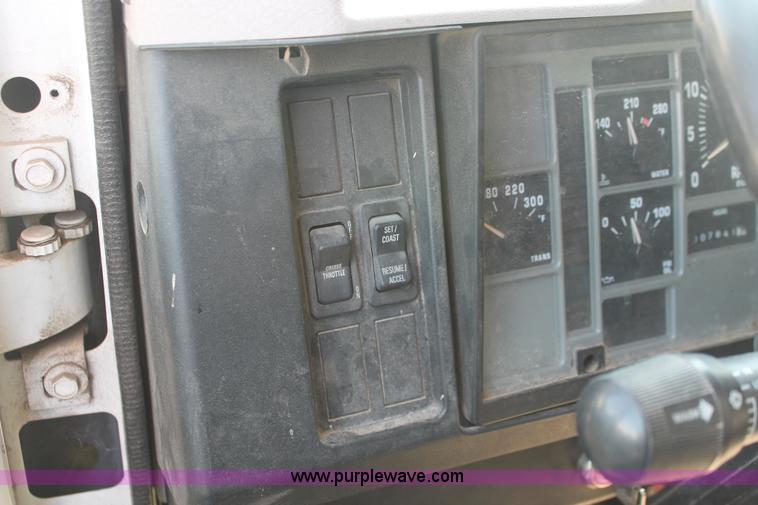 image for item I7990 2000 International 2554 dump truck