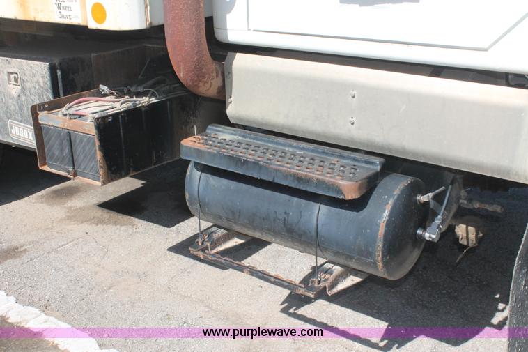 image for item I7990 2000 International 2554 dump truck