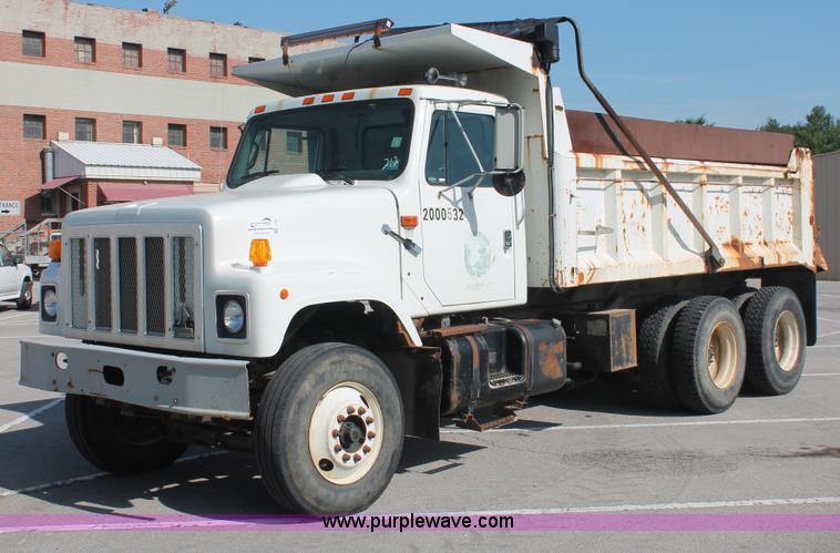 image for item I7991 2000 International 2554 dump truck