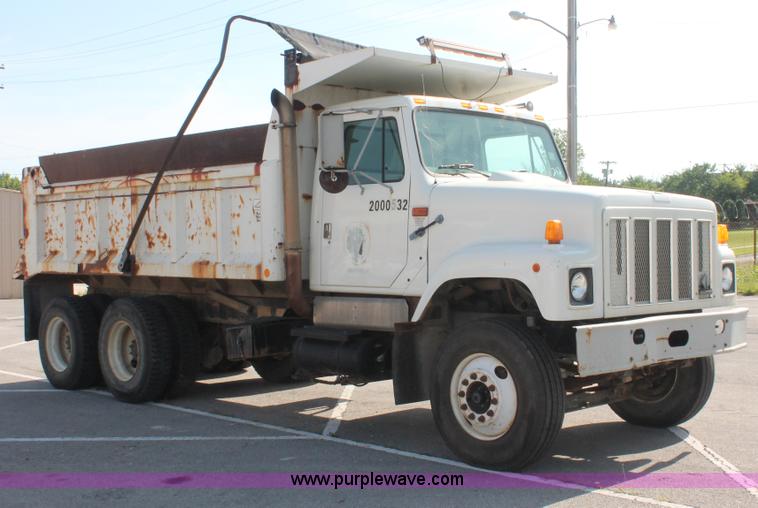 image for item I7991 2000 International 2554 dump truck