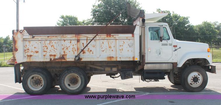 image for item I7991 2000 International 2554 dump truck