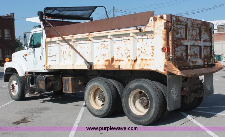 image for item I7991 2000 International 2554 dump truck