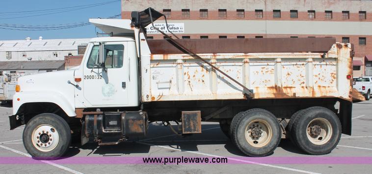image for item I7991 2000 International 2554 dump truck