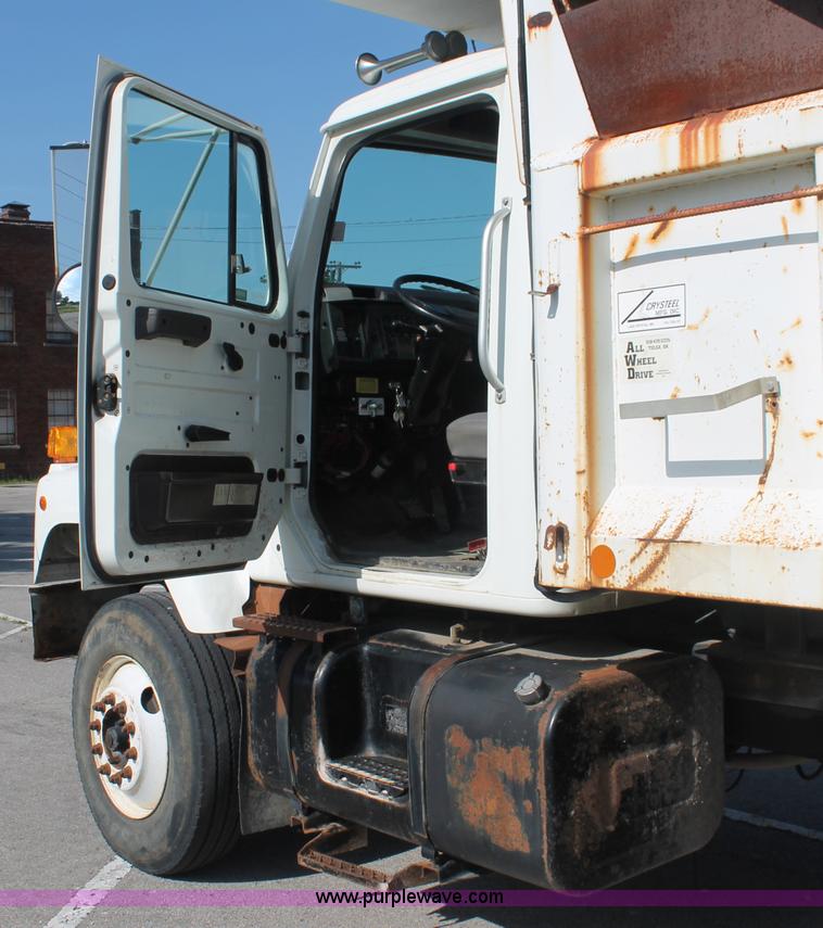 image for item I7991 2000 International 2554 dump truck