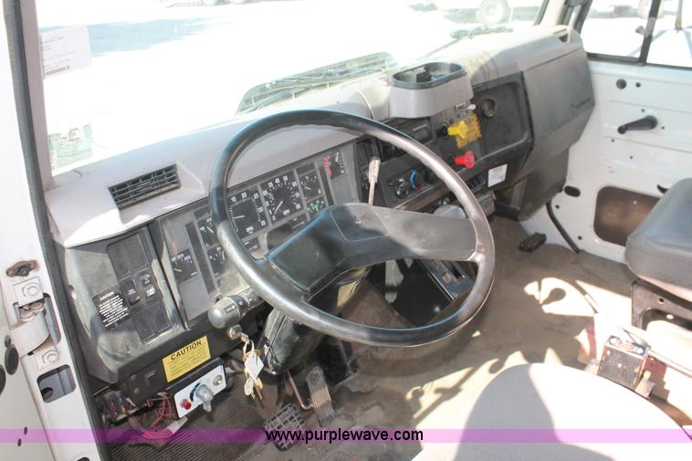 image for item I7991 2000 International 2554 dump truck