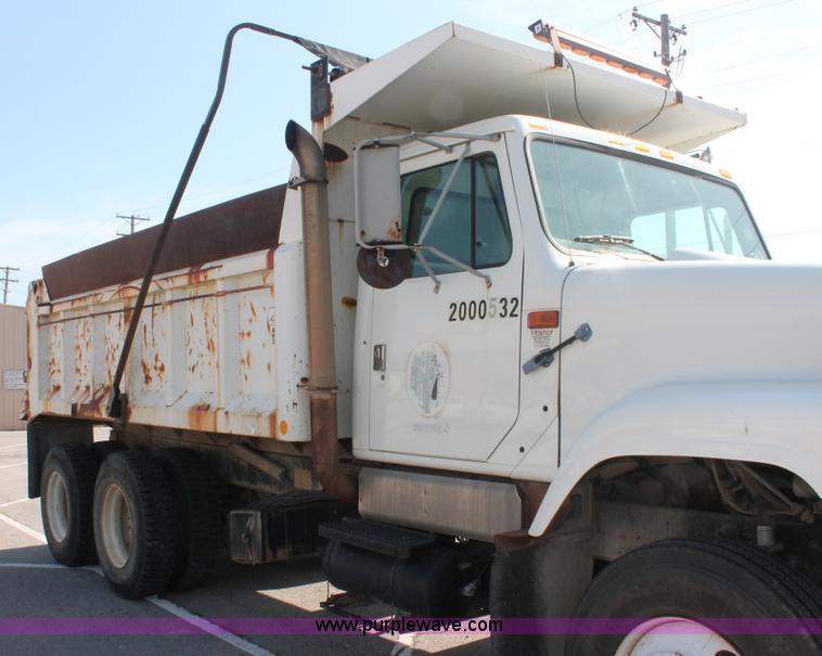 image for item I7991 2000 International 2554 dump truck