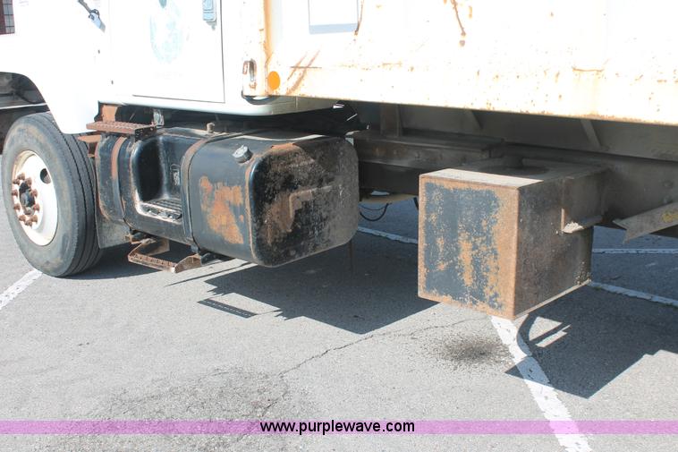 image for item I7991 2000 International 2554 dump truck