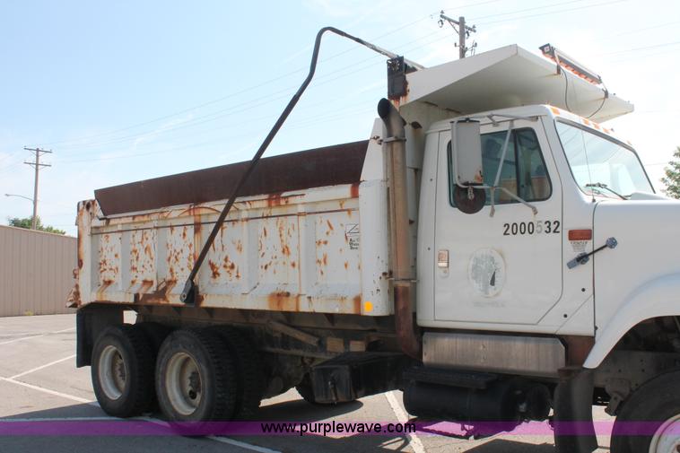 image for item I7991 2000 International 2554 dump truck