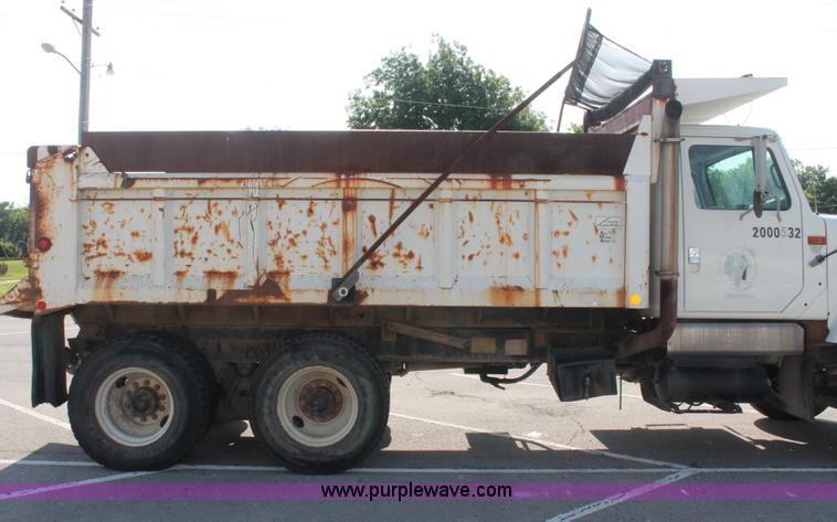 image for item I7991 2000 International 2554 dump truck