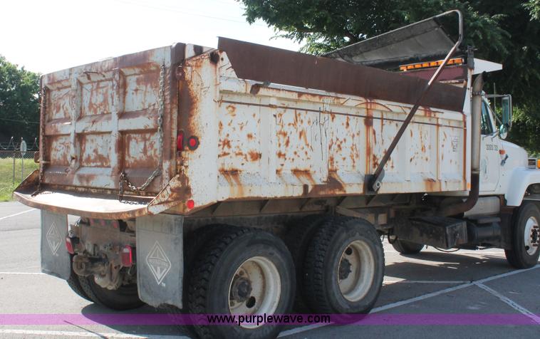 image for item I7991 2000 International 2554 dump truck