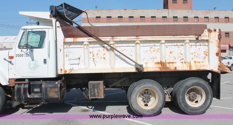 image for item I7991 2000 International 2554 dump truck