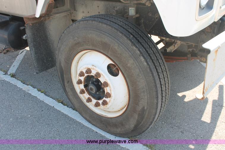 image for item I7991 2000 International 2554 dump truck