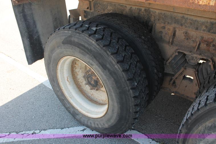 image for item I7991 2000 International 2554 dump truck