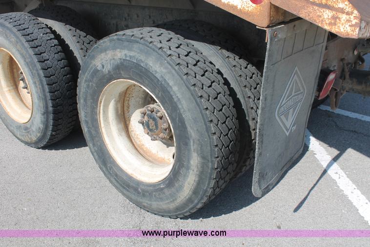 image for item I7991 2000 International 2554 dump truck