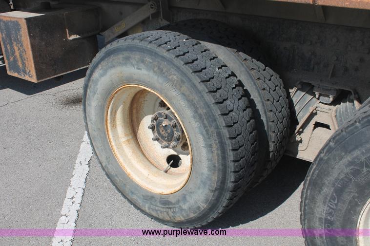 image for item I7991 2000 International 2554 dump truck