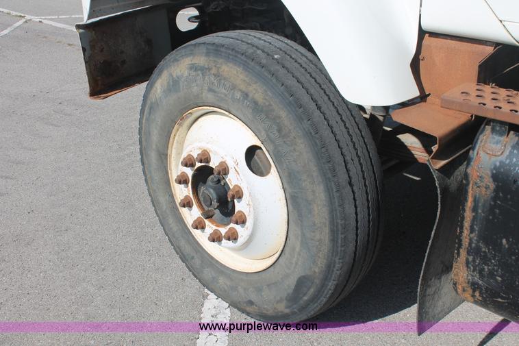 image for item I7991 2000 International 2554 dump truck