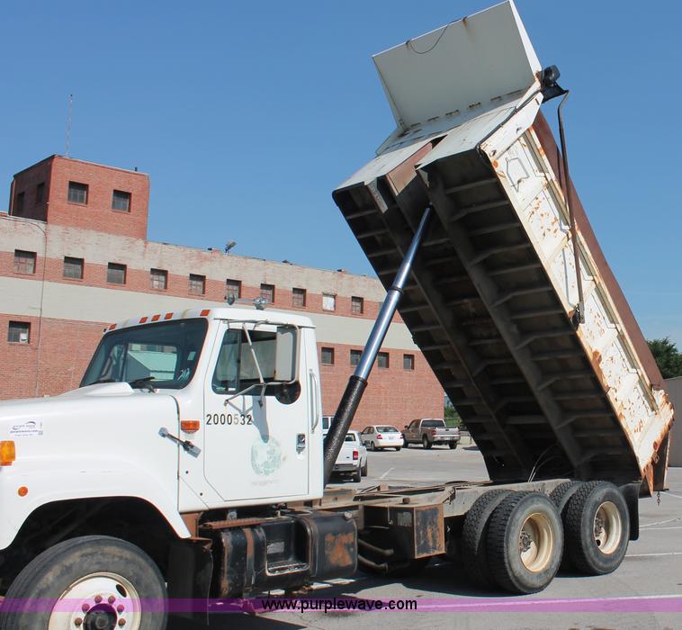 image for item I7991 2000 International 2554 dump truck