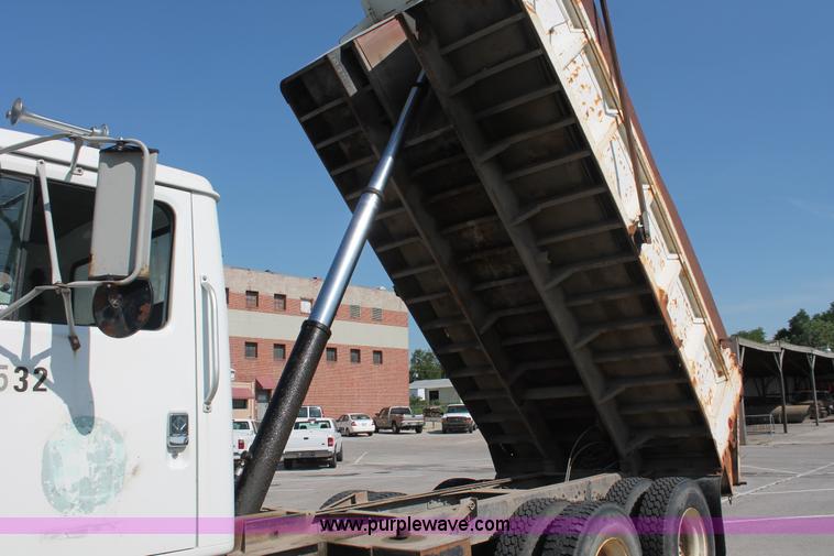 image for item I7991 2000 International 2554 dump truck