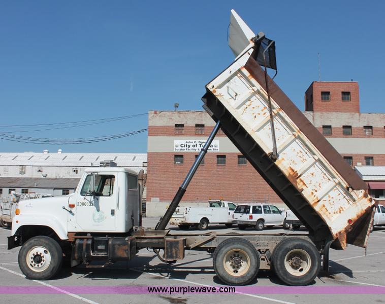 image for item I7991 2000 International 2554 dump truck