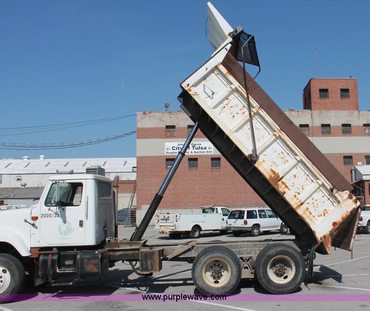 image for item I7991 2000 International 2554 dump truck