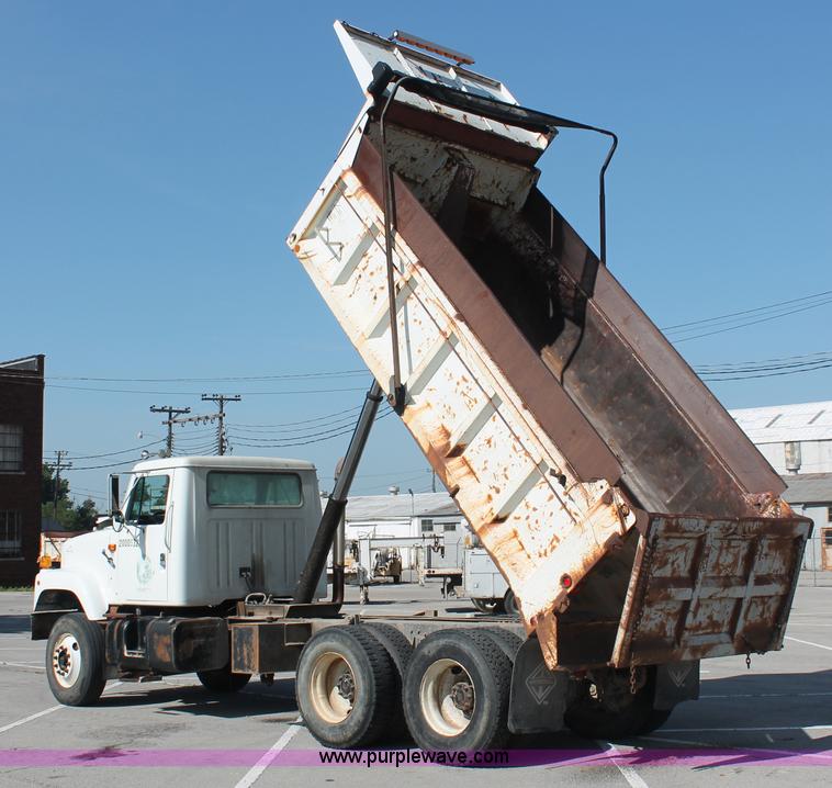image for item I7991 2000 International 2554 dump truck