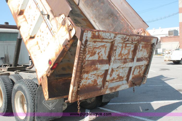 image for item I7991 2000 International 2554 dump truck