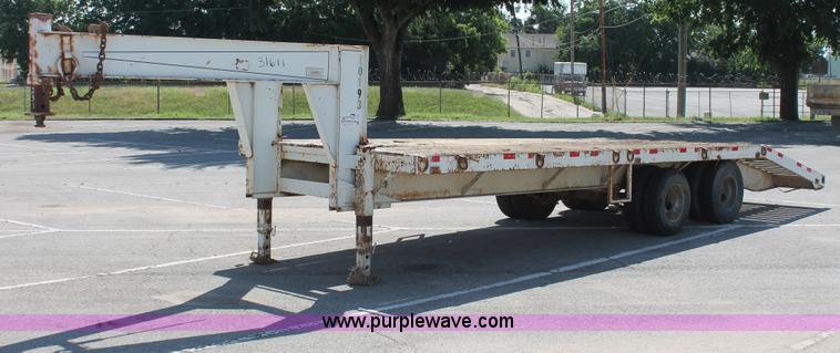 image for item I7993 1990 Starlight tandem axle gooseneck equipment trailer
