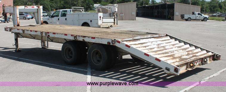 image for item I7993 1990 Starlight tandem axle gooseneck equipment trailer
