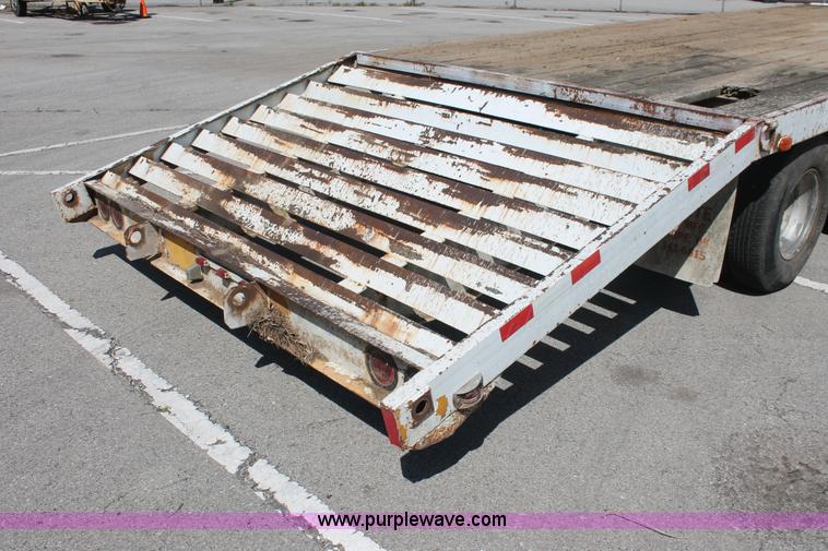 image for item I7993 1990 Starlight tandem axle gooseneck equipment trailer
