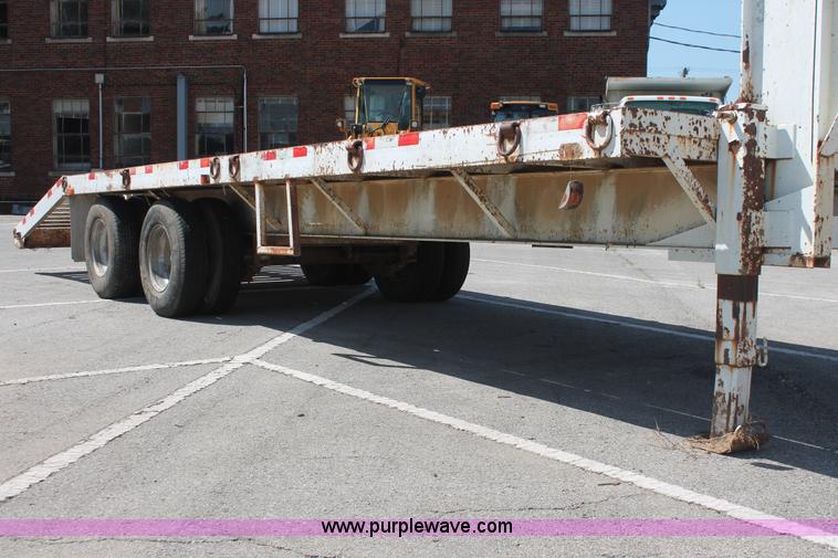 image for item I7993 1990 Starlight tandem axle gooseneck equipment trailer