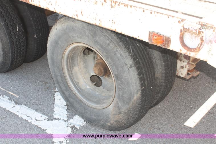 image for item I7993 1990 Starlight tandem axle gooseneck equipment trailer