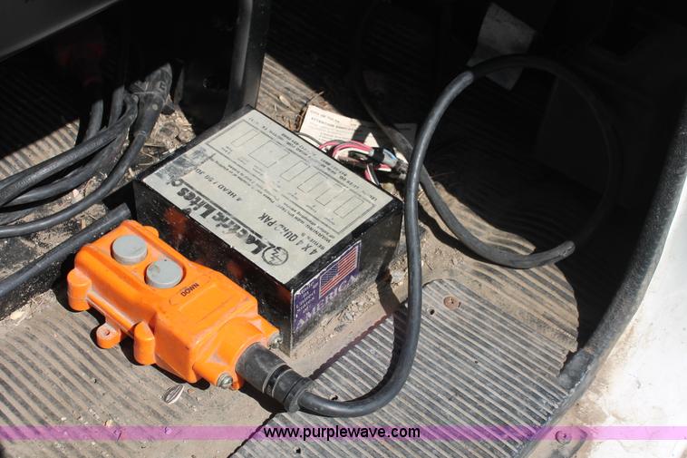 image for item I7994 1998 International 4700 low profile dump bed semi truck