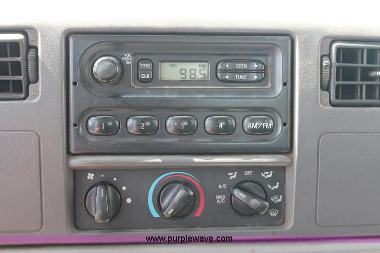 image for item I7995 1999 Ford F450 Super Duty utility truck