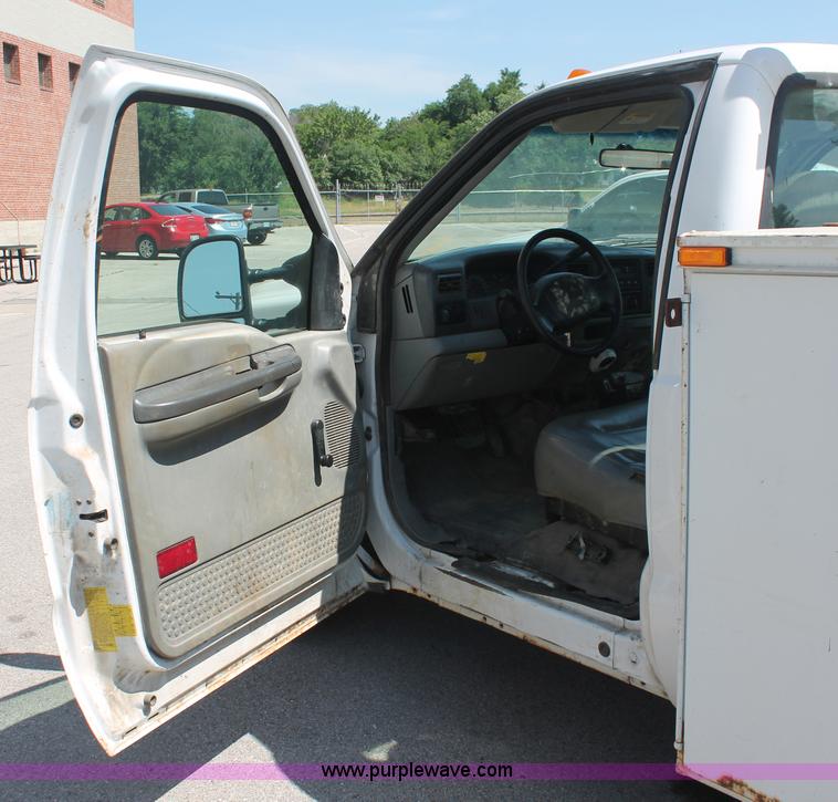 image for item I7996 2002 Ford F350  XL Super Duty utility truck