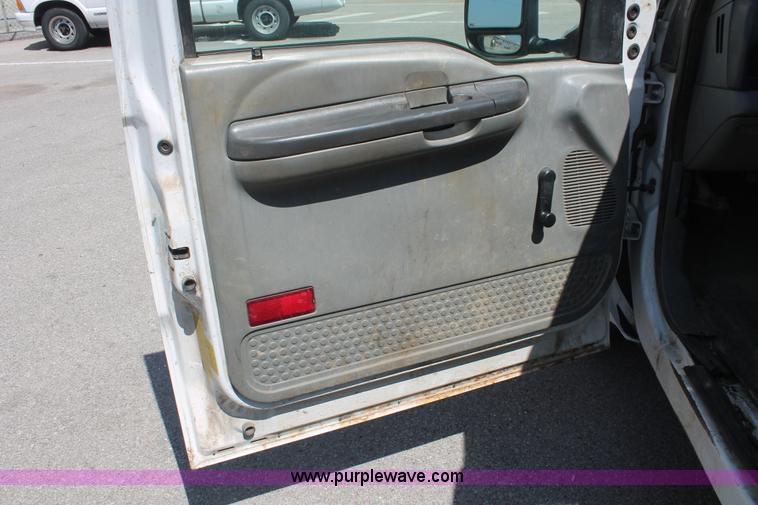 image for item I7996 2002 Ford F350  XL Super Duty utility truck