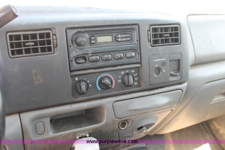 image for item I7996 2002 Ford F350  XL Super Duty utility truck