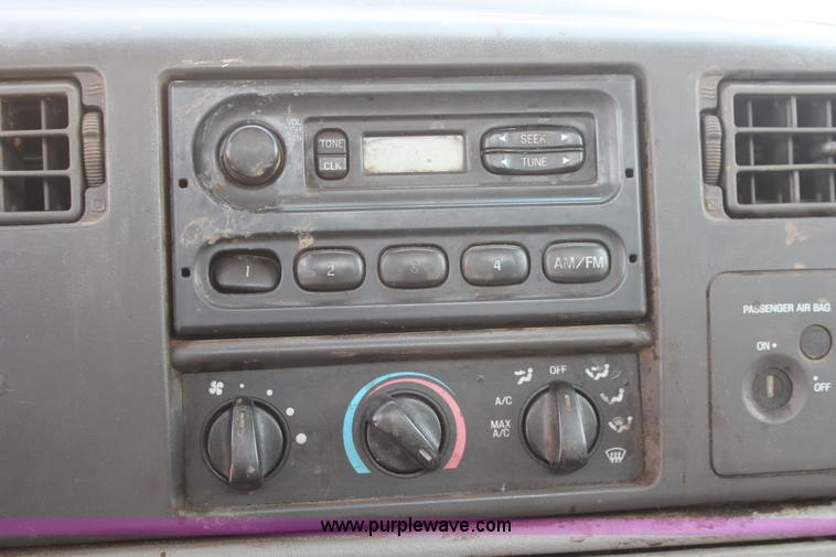 image for item I7996 2002 Ford F350  XL Super Duty utility truck