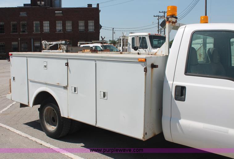 image for item I7996 2002 Ford F350  XL Super Duty utility truck