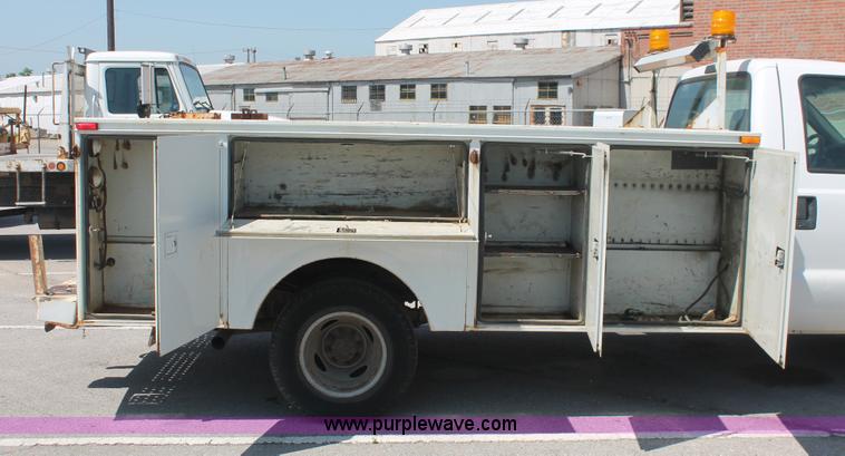 image for item I7996 2002 Ford F350  XL Super Duty utility truck