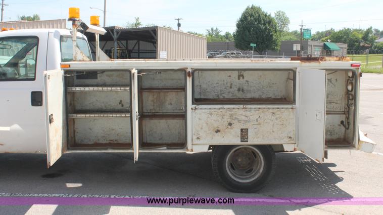 image for item I7996 2002 Ford F350  XL Super Duty utility truck