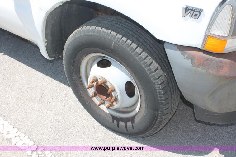 image for item I7996 2002 Ford F350  XL Super Duty utility truck