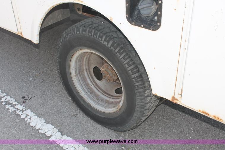 image for item I7996 2002 Ford F350  XL Super Duty utility truck