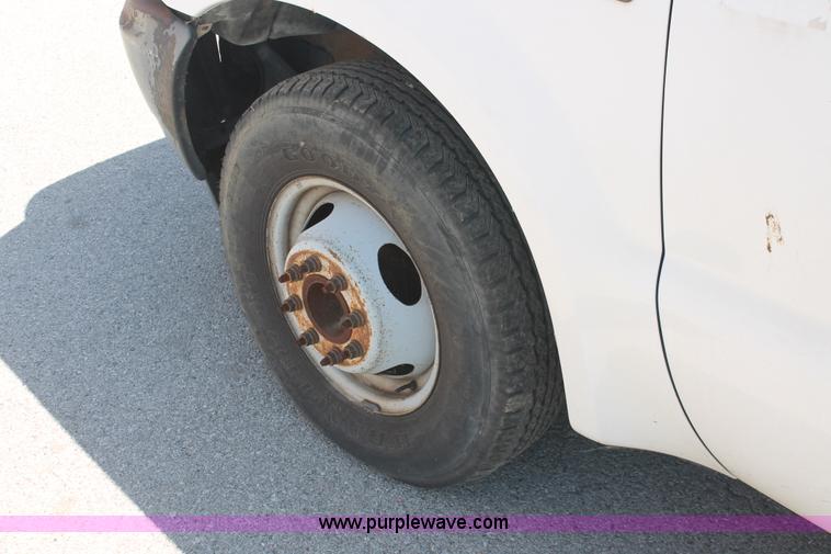 image for item I7996 2002 Ford F350  XL Super Duty utility truck