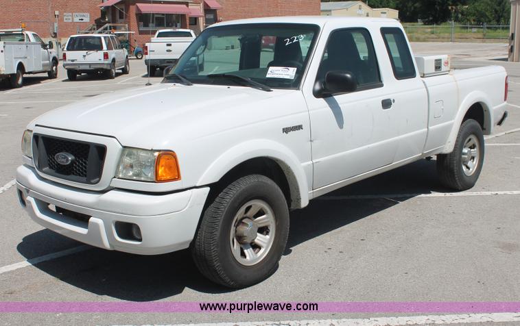image for item I7999 2004 Ford Ranger XL SuperCab pickup truck