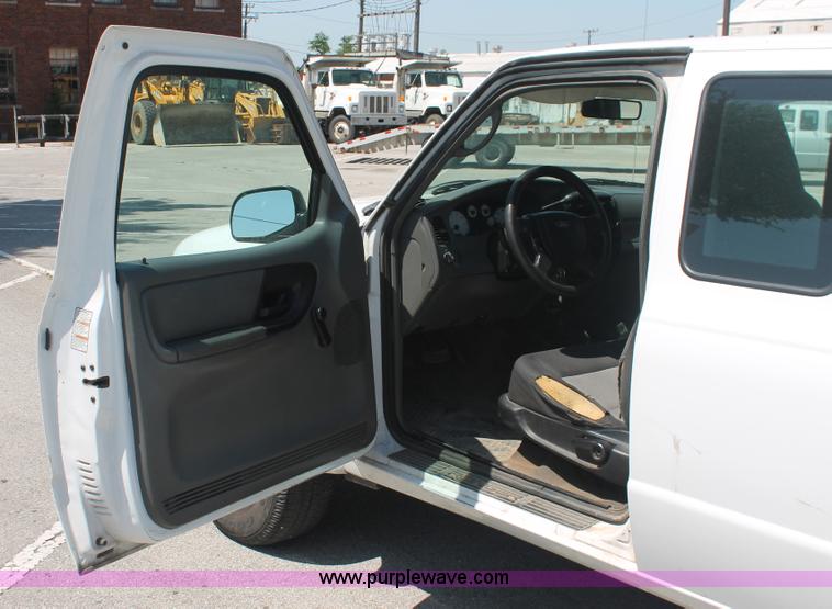 image for item I7999 2004 Ford Ranger XL SuperCab pickup truck