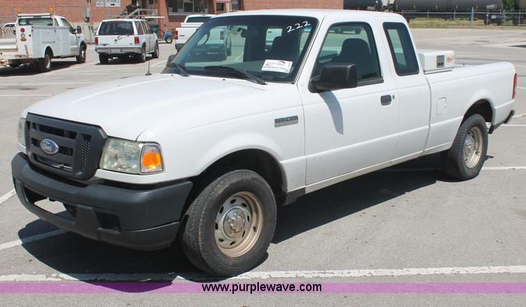 image for item I8000 2006 Ford Ranger XL SuperCab pickup truck