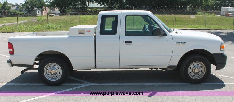 image for item I8000 2006 Ford Ranger XL SuperCab pickup truck