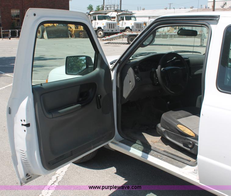 image for item I8000 2006 Ford Ranger XL SuperCab pickup truck